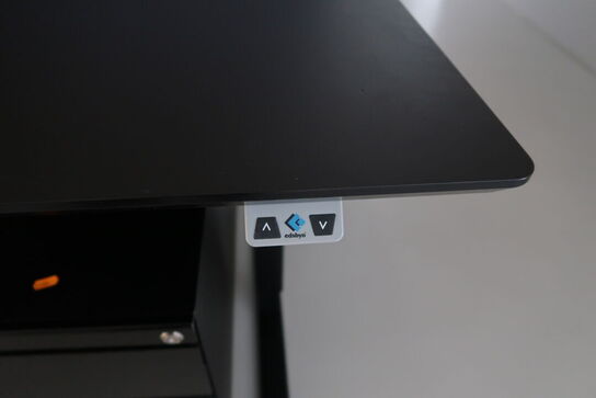 El. hæve/sænke skrivebord uden indhold med afskærmning samt skuffemodul