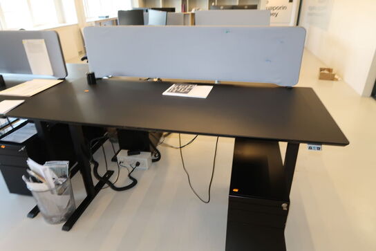 El. hæve/sænke skrivebord uden indhold med afskærmning samt skuffemodul