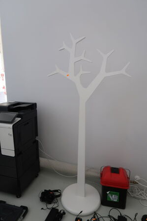 Stumtjener SWEDESE TREE af Michael Young/Katrin Olina