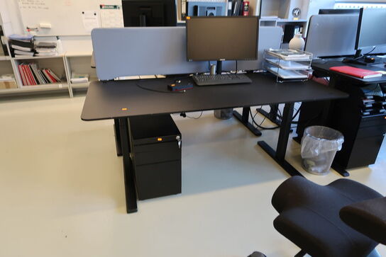 El. hæve/sænke skrivebord PAUSTIAN med afskærmning uden indhold samt skuffemodul