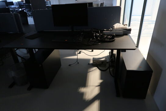 El. hæve/sænke skrivebord uden indhold med afskærmning samt skuffemodul