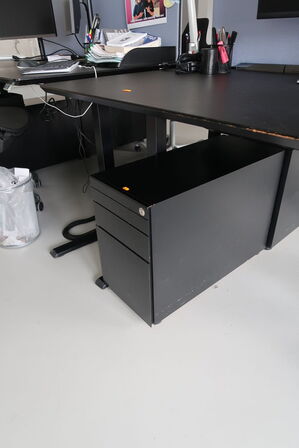 El. hæve/sænke skrivebord uden indhold med afskærmning samt skuffemodul