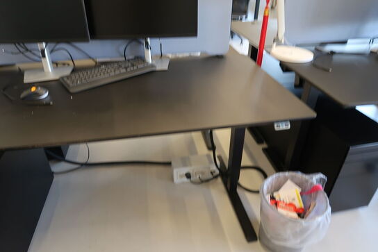 El. hæve/sænke skrivebord uden indhold med afskærmning samt skuffemodul