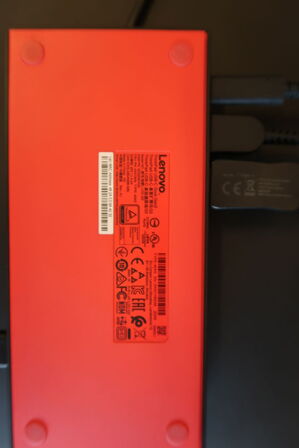 Computerskærm SAMSUNG S24E450, dockingstation LENOVO Thinkpad, tastatur