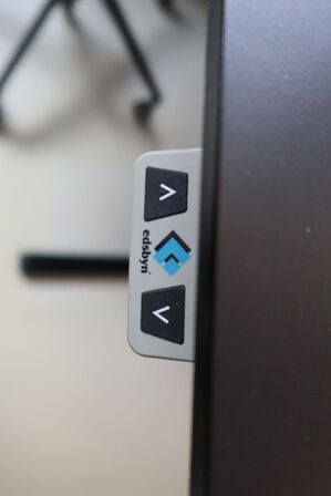 El. hæve/sænke skrivebord uden indhold med afskærmning samt skuffemodul