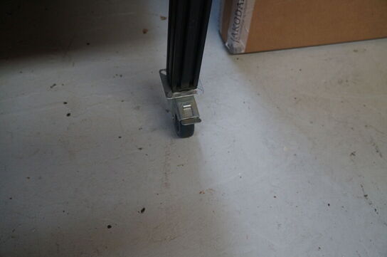 3 stk. reoler inkl rullebord