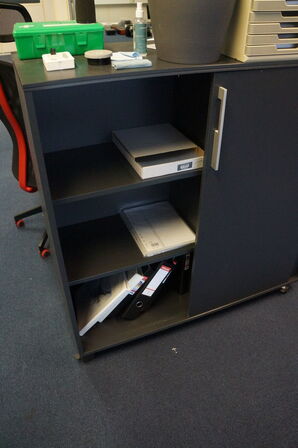 2 stk. reoler inkl. Indhold