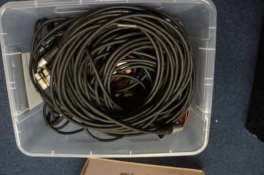 Kasse med diverse kabler