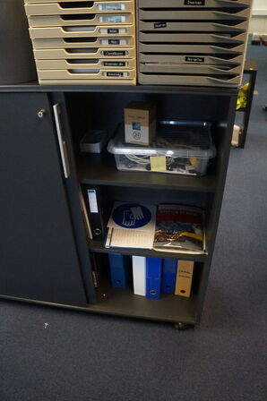 2 stk. reoler inkl. Indhold