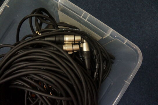 Kasse med diverse kabler