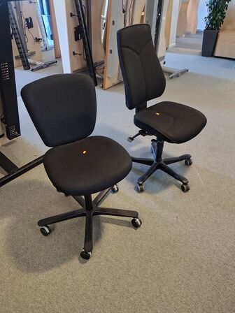 To kontorstole, assorterede