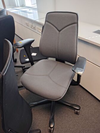 Fem assorterede kontorstole