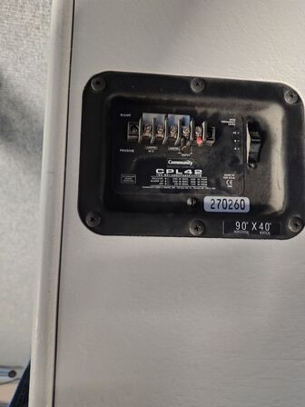 Tre højtalere med vægbeslag 