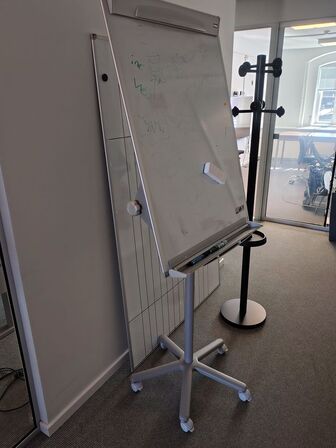 To whiteboards samt en stumtjener