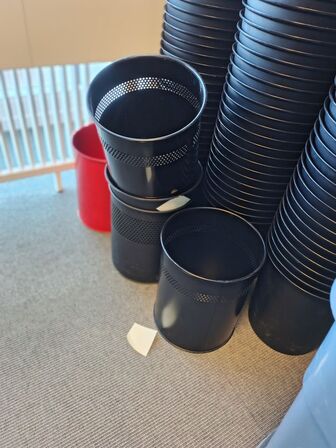 Stort parti affaldsspande og en elefantfod