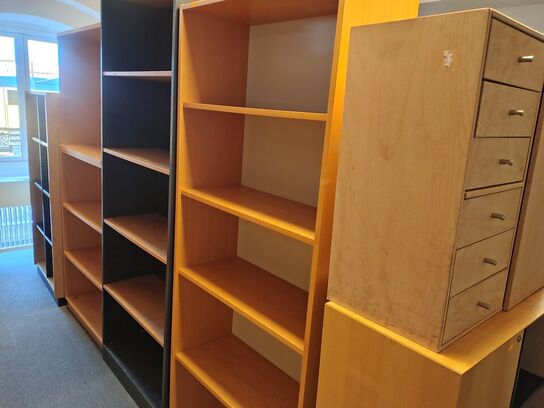 Ti assorterede reoler/skabe