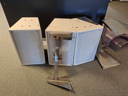 Tre højtalere med vægbeslag 