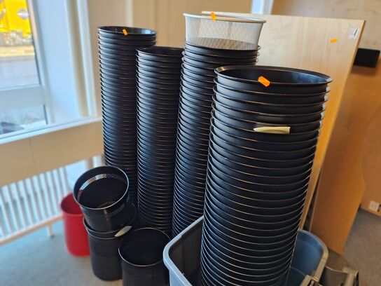 Stort parti affaldsspande og en elefantfod