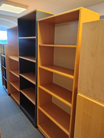 Ti assorterede reoler/skabe