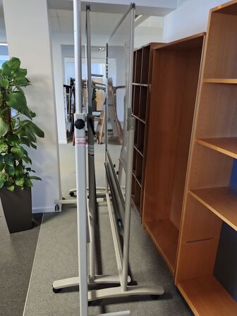 Tre whiteboards på stativ 