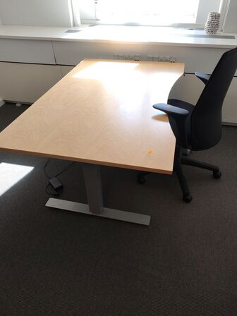 Hæve/sænkebord med HÅG stol