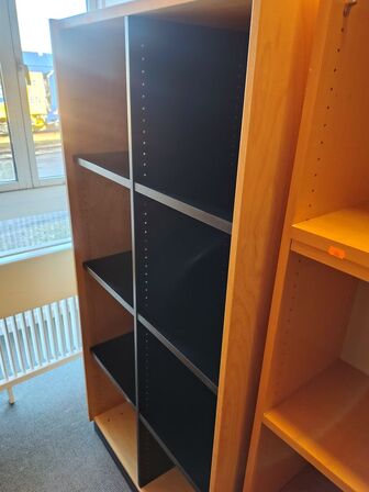 Ti assorterede reoler/skabe