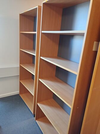 Tre reoler samt et skab, assorterede