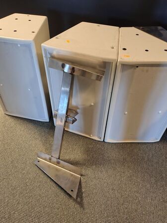 Tre højtalere med vægbeslag 