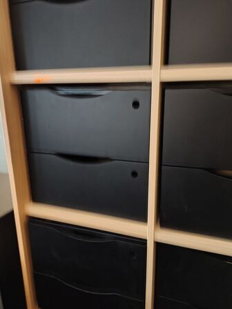 Reol med skuffermoduler 