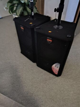 To højtalere med gulvstativ   