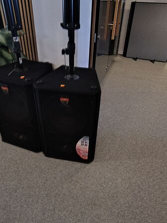 To højtalere med gulvstativ   