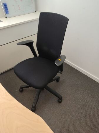 Hæve/sænkebord med HÅG stol