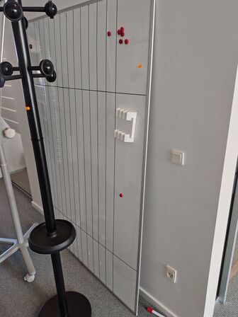 To whiteboards samt en stumtjener