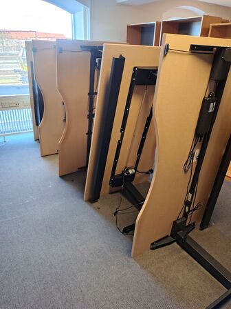 Fem hæve/sænkeborde assorterede