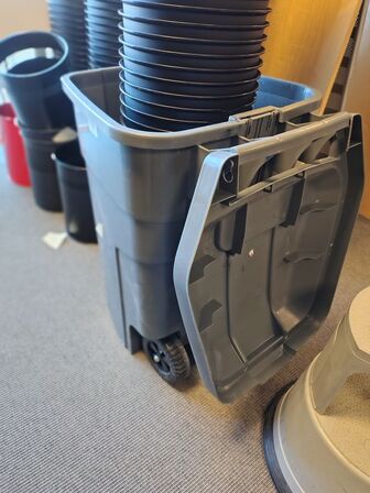 Stort parti affaldsspande og en elefantfod