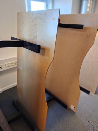 Fem hæve/sænkeborde assorterede