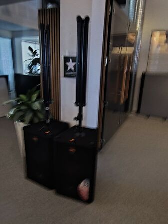 To højtalere med gulvstativ   