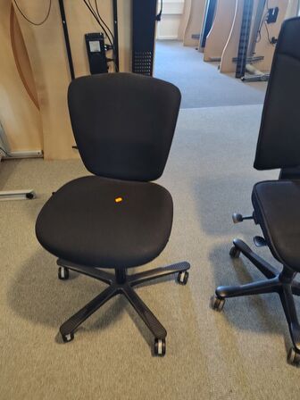 To kontorstole, assorterede