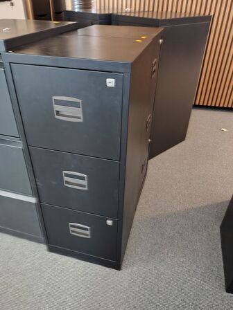 To arkivskabe, metal 