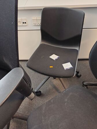 Fem assorterede kontorstole