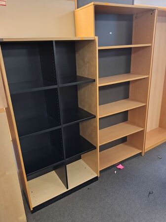 Ti assorterede reoler/skabe