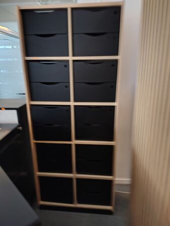 Reol med skuffermoduler 