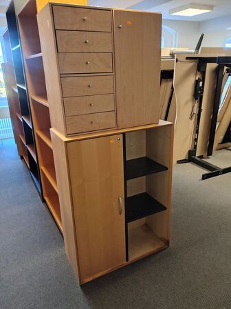 Ti assorterede reoler/skabe