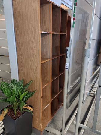 Reol med skade på siden 