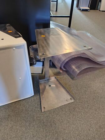 Tre højtalere med vægbeslag 