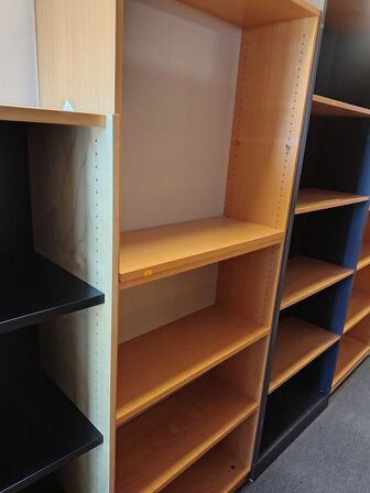 Ti assorterede reoler/skabe