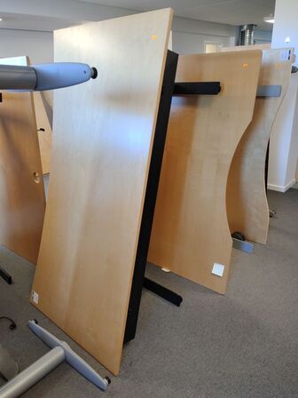 Fem hæve/sænkeborde assorterede