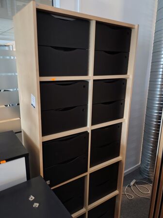 Reol med skuffermoduler 