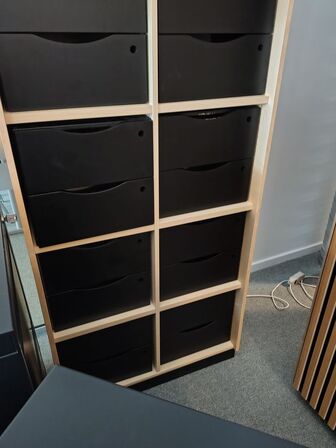 Reol med skuffermoduler 