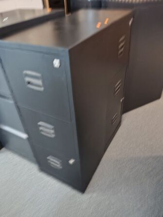 To arkivskabe, metal 